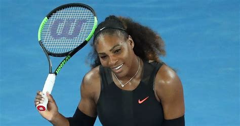 Serena Williams flaunts athletic body in thong bikini。